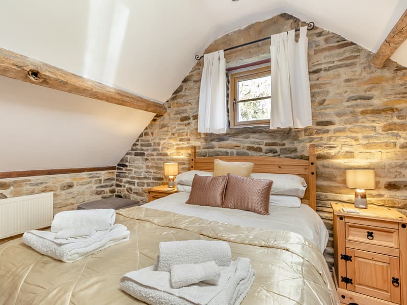 Double bedroom | Tawny Owl Barn - Green Farm Holiday Cottages, Cutthorpe, near Chesterfield