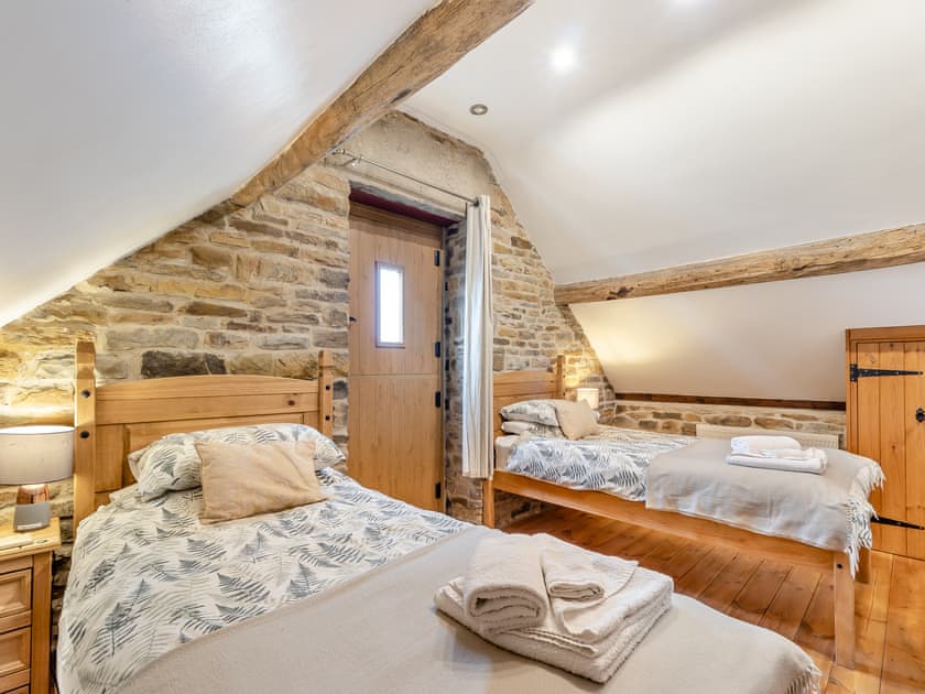 Twin bedroom | Tawny Owl Barn - Green Farm Holiday Cottages, Cutthorpe, near Chesterfield