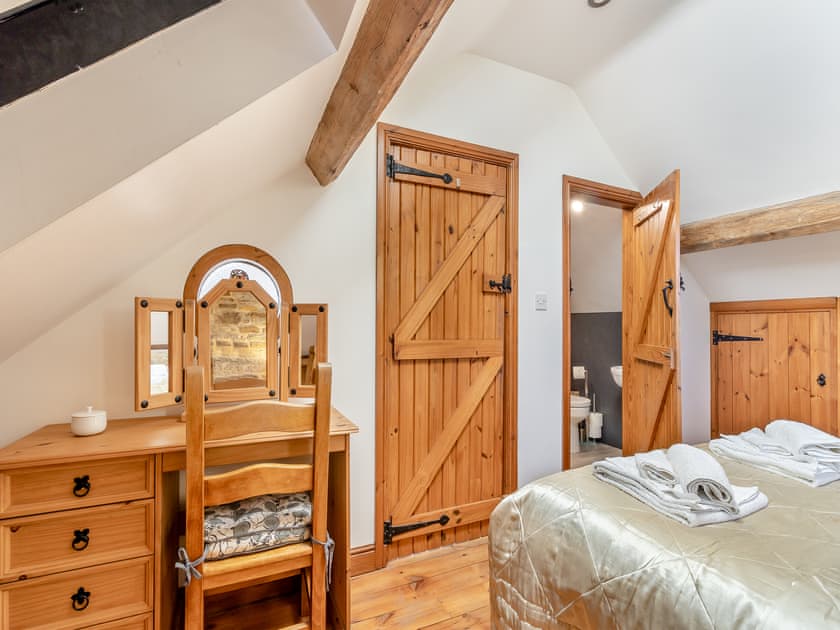 Double bedroom | Tawny Owl Barn - Green Farm Holiday Cottages, Cutthorpe, near Chesterfield