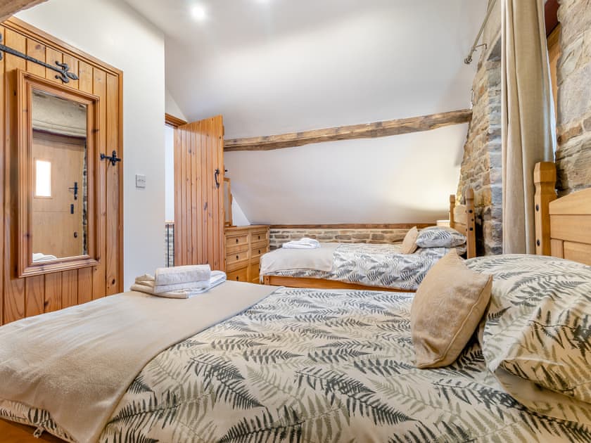 Twin bedroom | Tawny Owl Barn - Green Farm Holiday Cottages, Cutthorpe, near Chesterfield