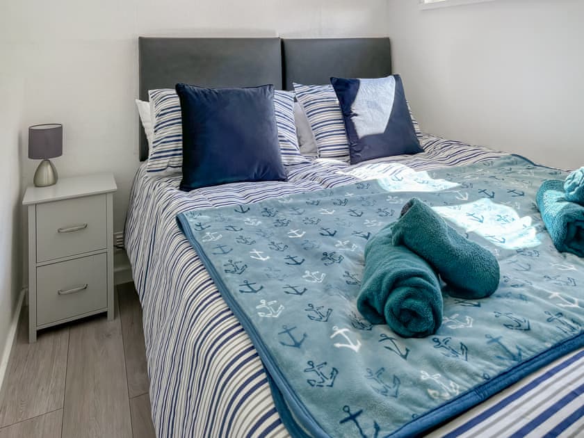 Twin room with zip and link kingsize bed | Chalet 54, Cromer