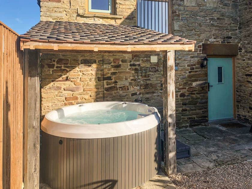 Hot tub | The Pig Sty - Green Farm Holiday Cottages, Cutthorpe, near Chesterfield