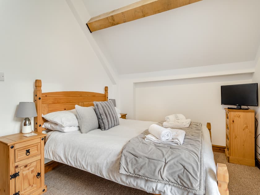 Double bedroom | The Pig Sty - Green Farm Holiday Cottages, Cutthorpe, near Chesterfield
