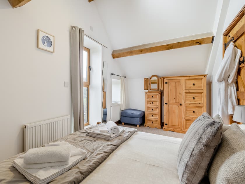 Double bedroom | The Pig Sty - Green Farm Holiday Cottages, Cutthorpe, near Chesterfield