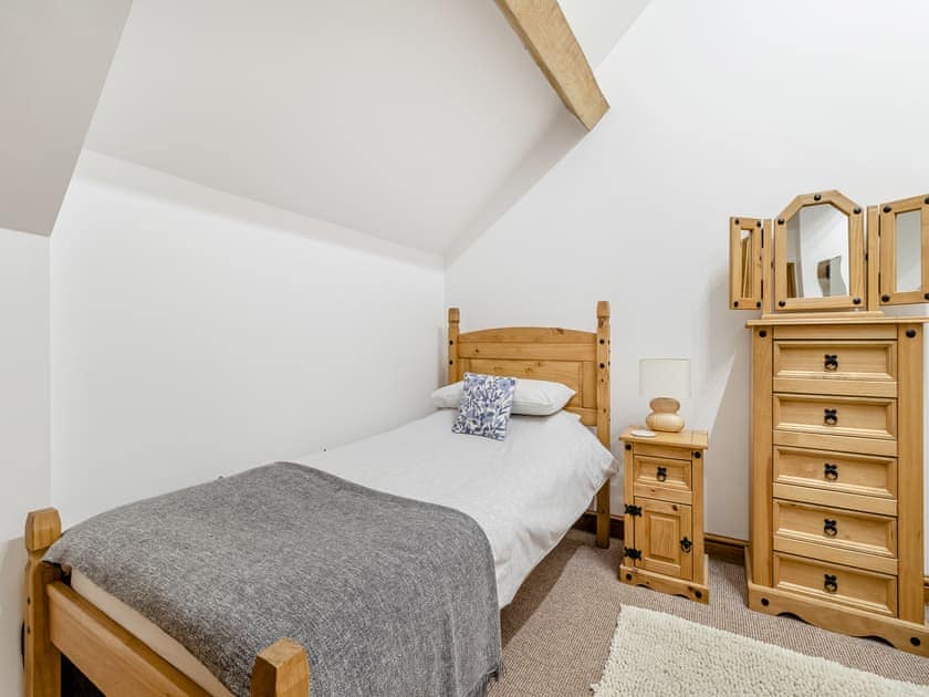 Twin bedroom | The Pig Sty - Green Farm Holiday Cottages, Cutthorpe, near Chesterfield
