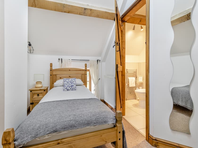 Twin bedroom | The Pig Sty - Green Farm Holiday Cottages, Cutthorpe, near Chesterfield