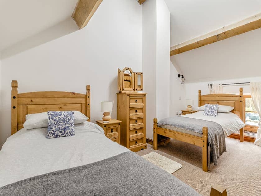 Twin bedroom | The Pig Sty - Green Farm Holiday Cottages, Cutthorpe, near Chesterfield