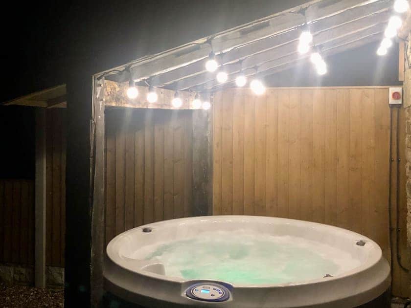 Hot tub | The Pig Sty - Green Farm Holiday Cottages, Cutthorpe, near Chesterfield