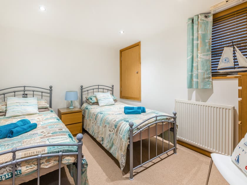 Twin bedroom | 8 Vista Apartments, Paignton