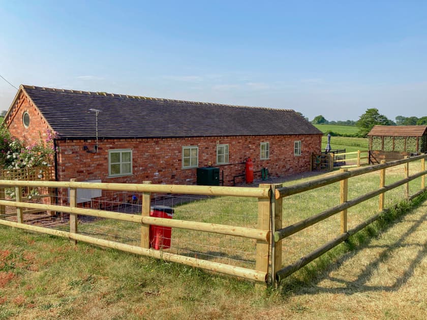 Fully enclosed private garden | Bank House Barn, Audlem