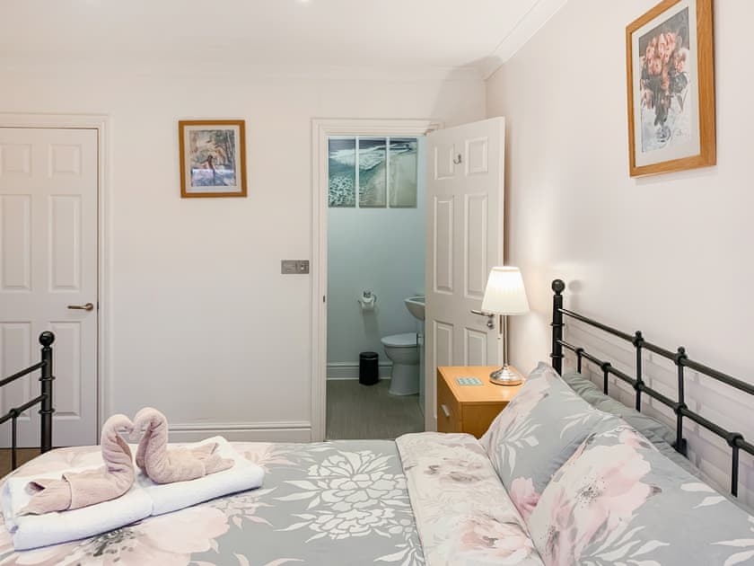 First floor kingsize en-suite bedroom | Four Seasons, Plwmp