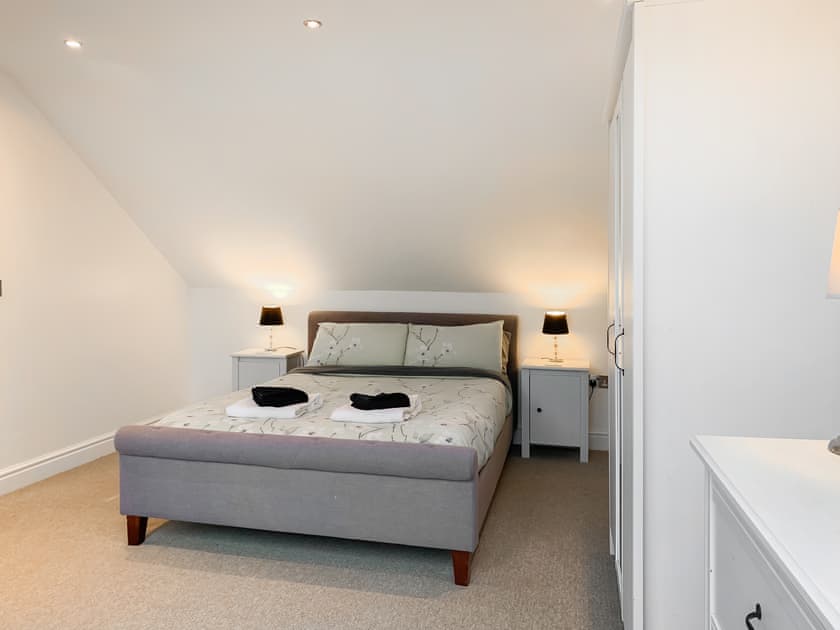 Second floor king size bedroom | Four Seasons, Plwmp