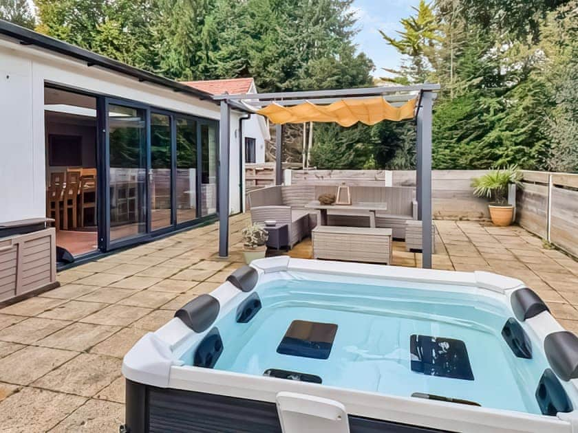 Hot tub | Woodcutters House - Beechlawn Holidays, Leatherhead