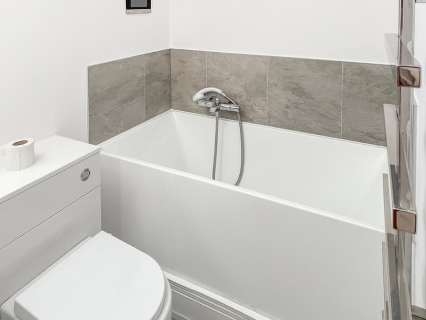 Bathroom | Newquay Ocean Heights, Newquay