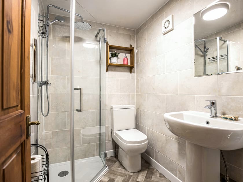 Bathroom | Yarlington Mill - The Old Kennels Holidays, Ledbury