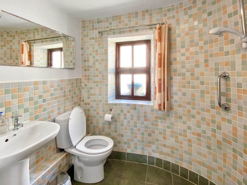 Downstairs wetroom  | Brook House 1 - Brook House Cottage Holidays, Bassenthwaite