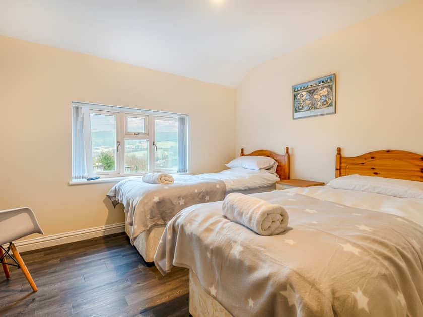 Twin bedroom | Homeleigh, Stroud