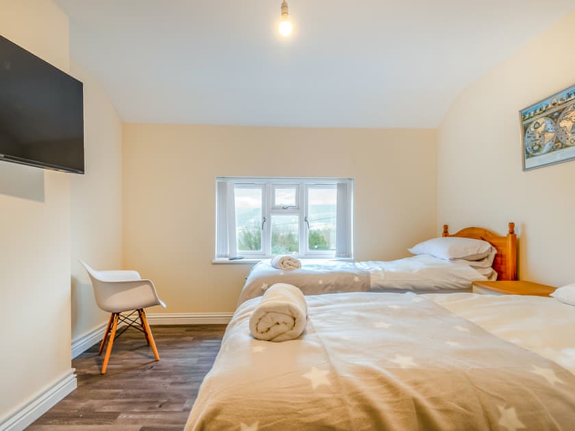 Twin bedroom | Homeleigh, Stroud