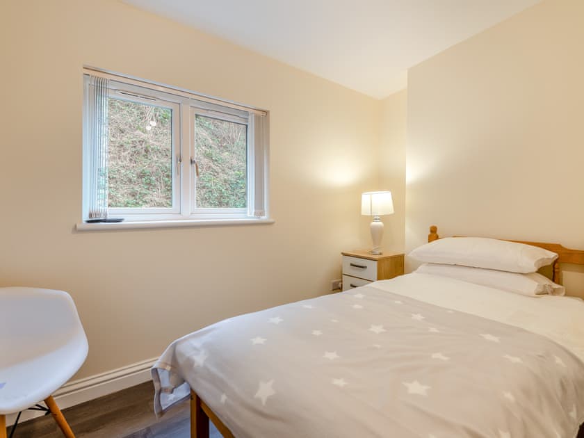 Twin bedroom | Homeleigh, Stroud