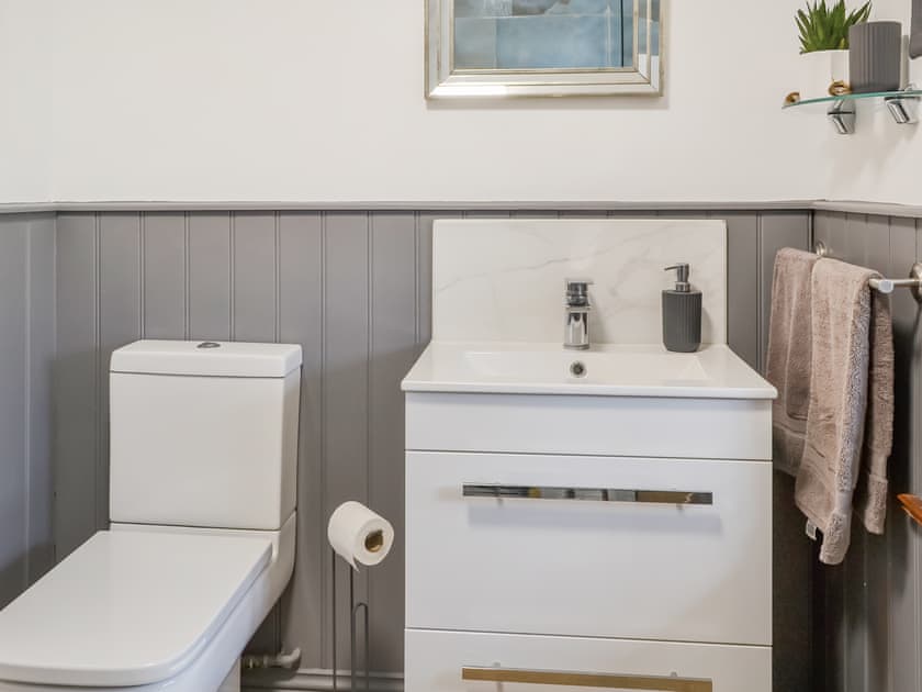 Bathroom | River Cottage (Luxury) - Low Mill Farm Cottages, East Ayton near Scarborough