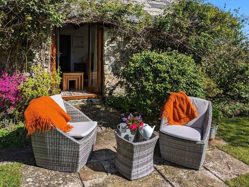 Sitting-out-area | Tamar Orchard Barn, Gunnislake