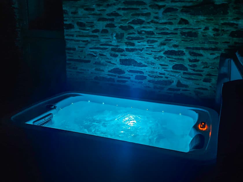 Hot tub | Ladyvale Barn, Cardinham, near Bodmin
