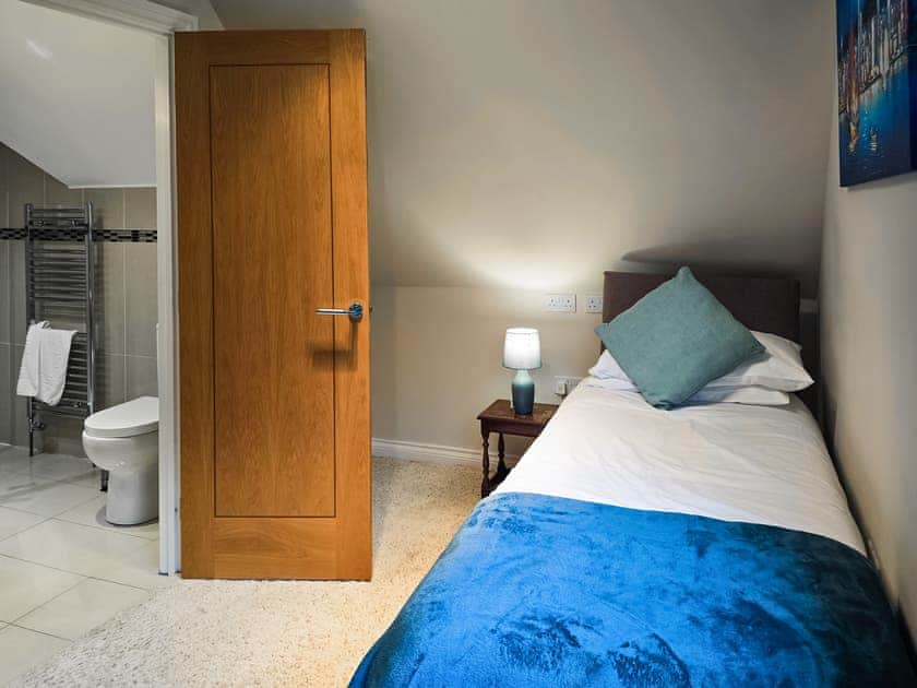 Bedroom 3 is a spacious family room with a king size plus a single bed with ensuite bathroom | Wernddu Fechan House - Wernddu Properties, Neath