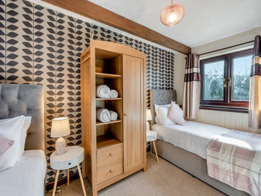 Twin bedroom | Partridge - Birds Farm Holidays, Colchester