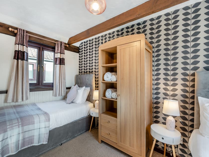 Twin bedroom | Partridge - Birds Farm Holidays, Colchester