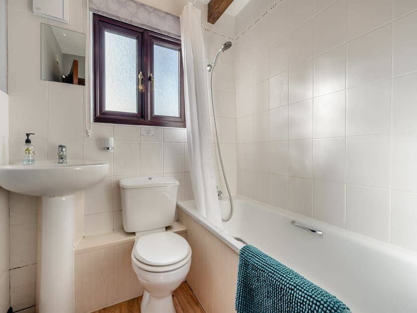 Bathroom | Partridge - Birds Farm Holidays, Colchester