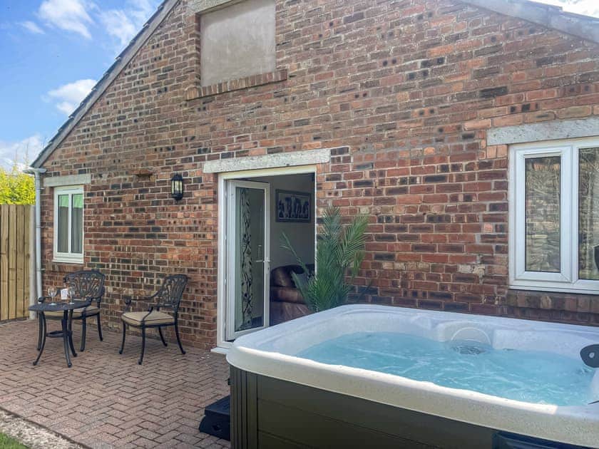 Hot tub | Milking Parlour - Dickinson Place Holiday Cottages, Allonby