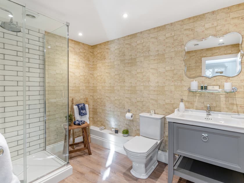 Bathroom | The Bluebell Country Inn, Glangrwyney Crickhowell