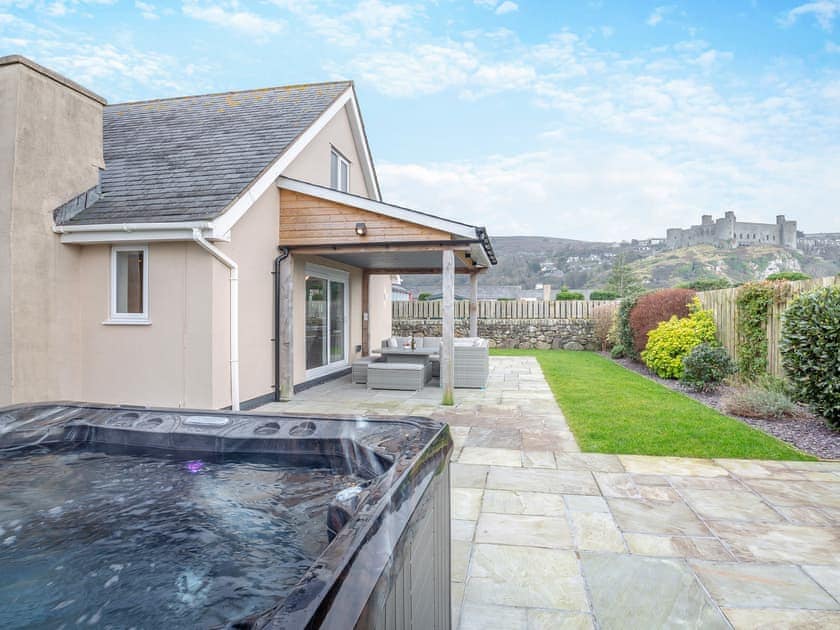 Hot tub | Gwel Y Castell - Salop Caravans, Harlech