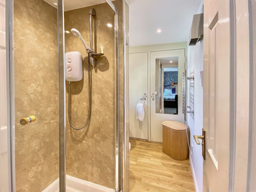 En-suite | Brook House 2 - Brook House Cottage Holidays, Bassenthwaite