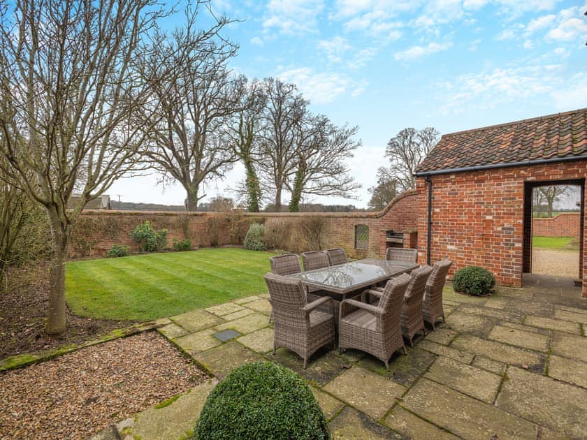 Sitting-out-area | Woodpecker Barn - Piggyback Barns, Sculthorpe, Fakenham