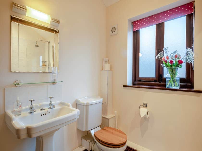 Bathroom | Woodpecker Barn - Piggyback Barns, Sculthorpe, Fakenham