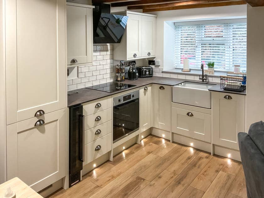 Kitchen | Mid Terrace, Llanfilo Brecon