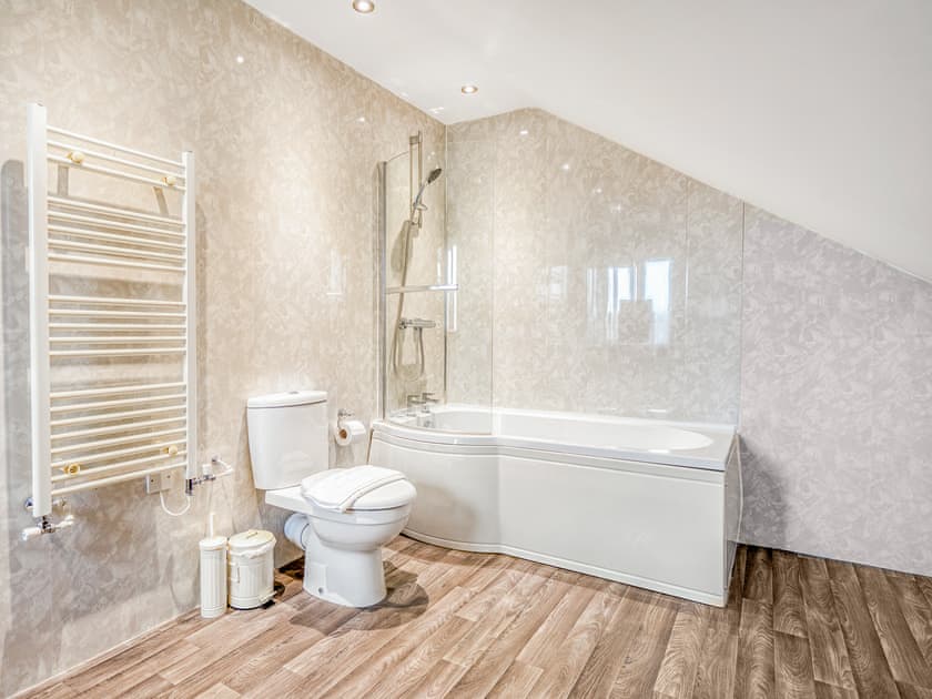 Bathroom | The Farmhouse, St Austell