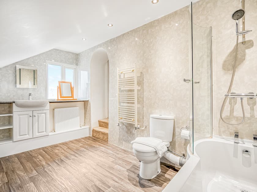 Bathroom | The Farmhouse, St Austell