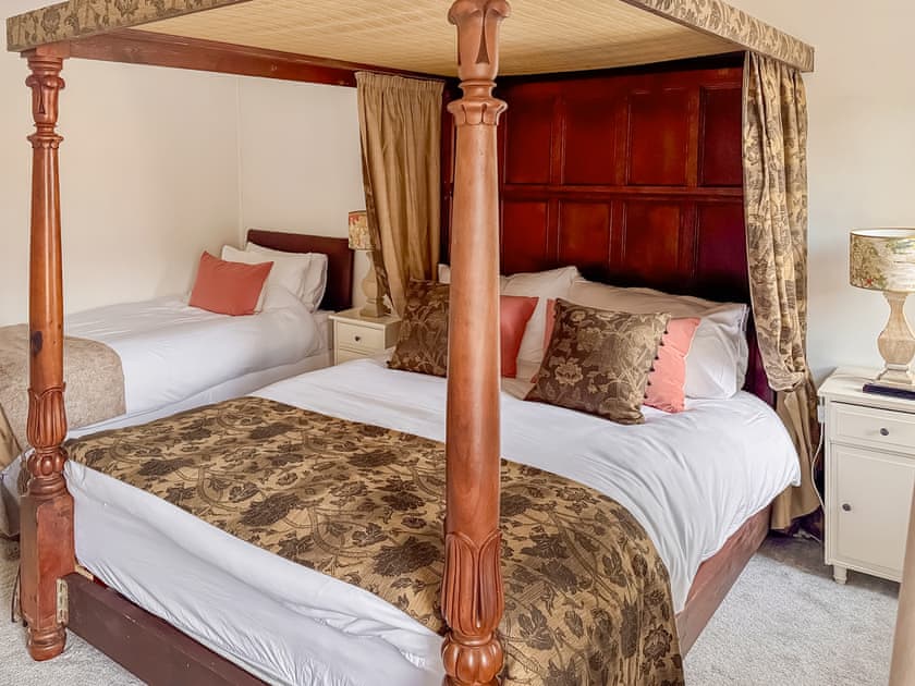 King size 4 poster and a single bed with en-suite shower room | Warrington House - Warrington Retreat, Thornton-le-Dale, near Pickering