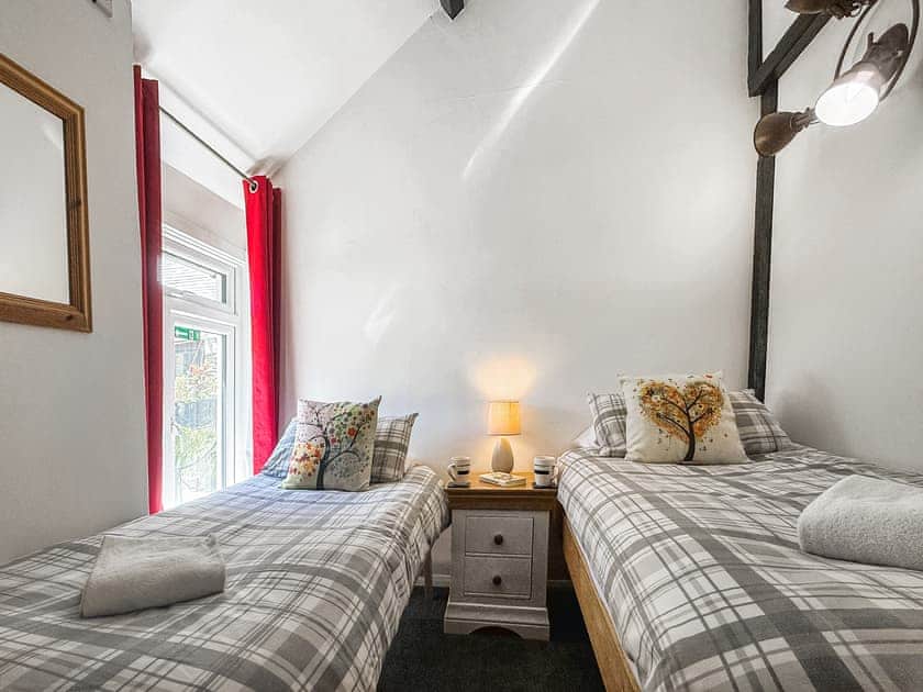 Twin bedroom | Linney Cottage - Fox Valley Cottages, Looe