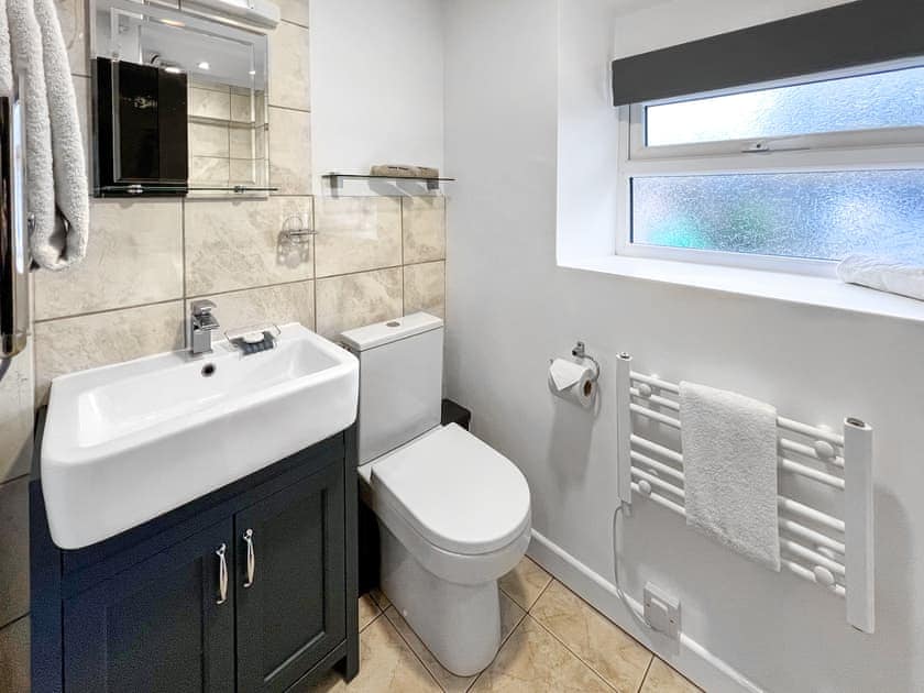 Bathroom | Linney Cottage - Fox Valley Cottages, Looe