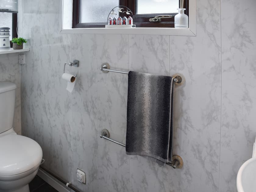 Bathroom | Turning Tides Cottage, Scratby