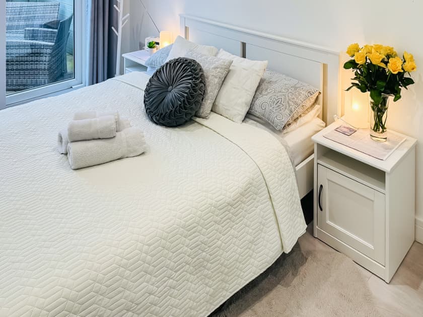Kingsize bedroom with ensuite | Lamorna, Littlehampton