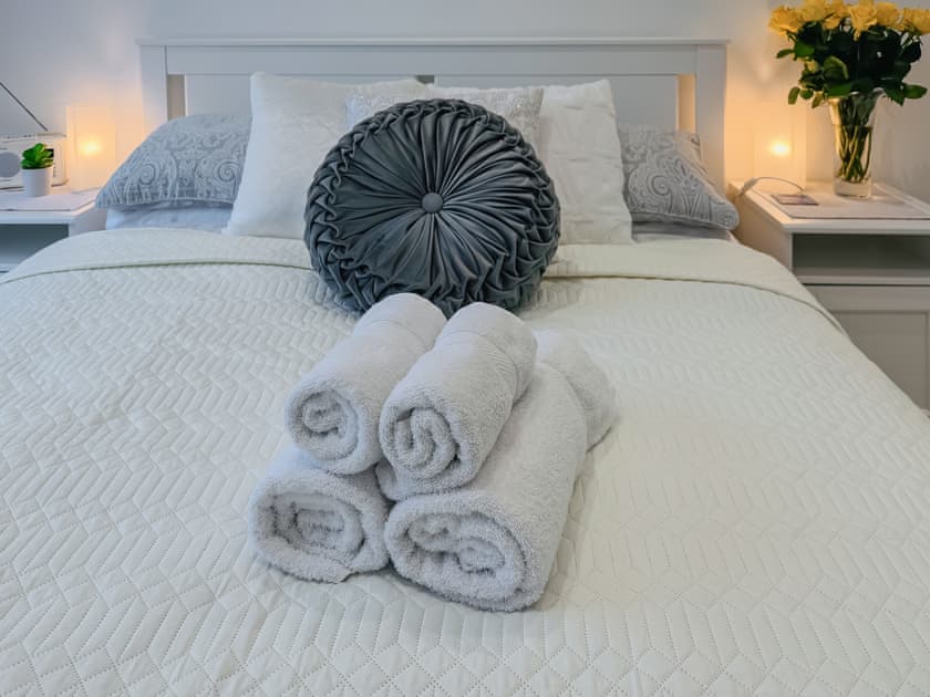 Kingsize bedroom  with ensuite | Lamorna, Littlehampton