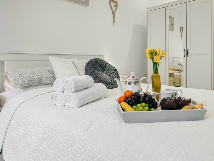 Kingsize bedroom with en-suite | Lamorna, Littlehampton