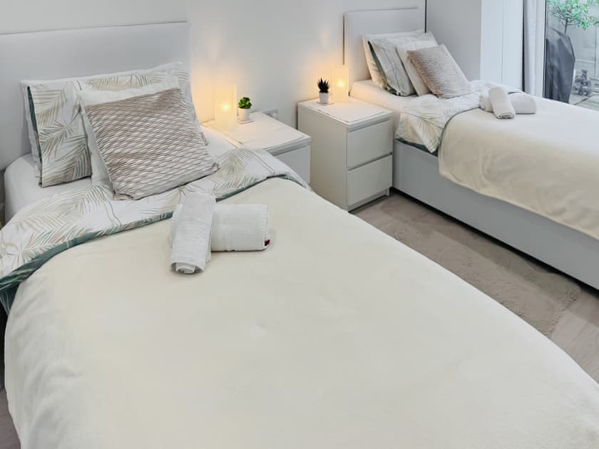 Twin bedroom / Kingsize bedroom  | Lamorna, Littlehampton