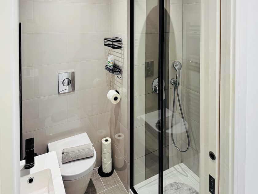 Shower room en-suite | Lamorna, Littlehampton