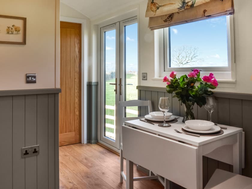 Dining Area | Meadows View Shepherd’s hut, Cockermouth