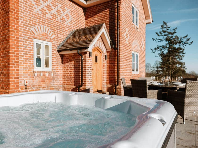 Jacuzzi | Copper Beech Cottage, Welshpool